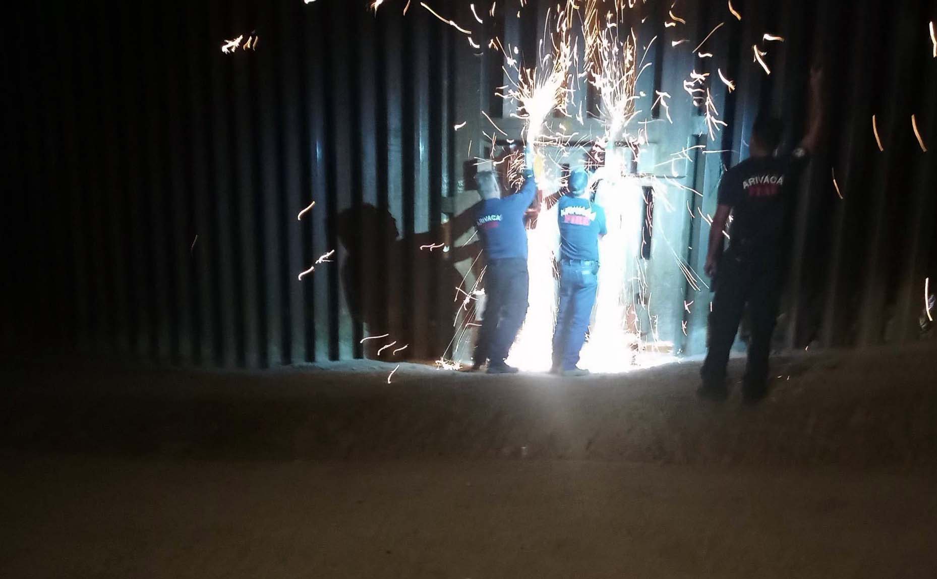Small-town firefighters sawed through the Arizona border wall to rescue an injured man who waited 24 hours for help - AZ Luminaria