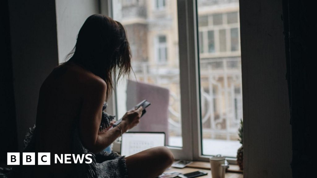 'Icky and heartbreaking': Life as an OnlyFans 'chatter'