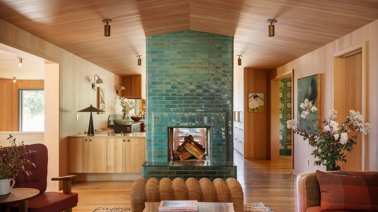 Inside a ’70s-Style River Island Home Outside Portland, Oregon