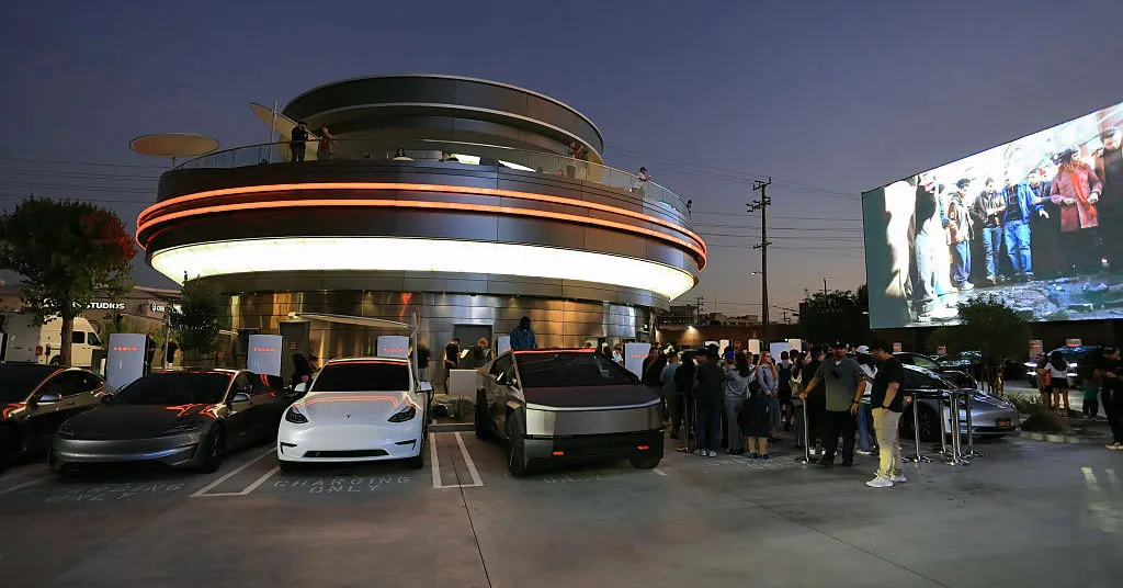 A $17 Hotdog and a Humanoid Robot Serving Popcorn: WIRED's Day at the Tesla Diner