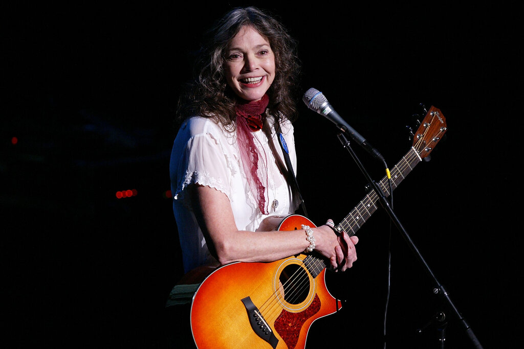 Nanci Griffith, Singer Who Blended Folk and Country, Dies at 68
