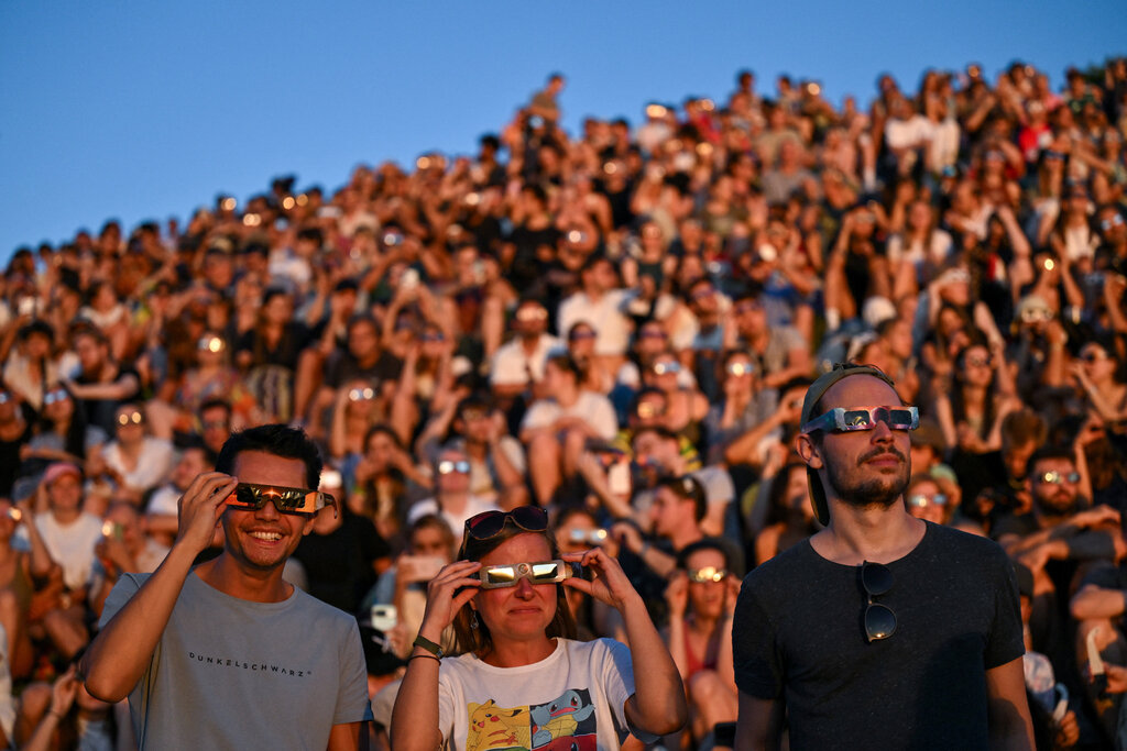 Live Updates: First Total Eclipse in Europe in Decades Turns Day to Night