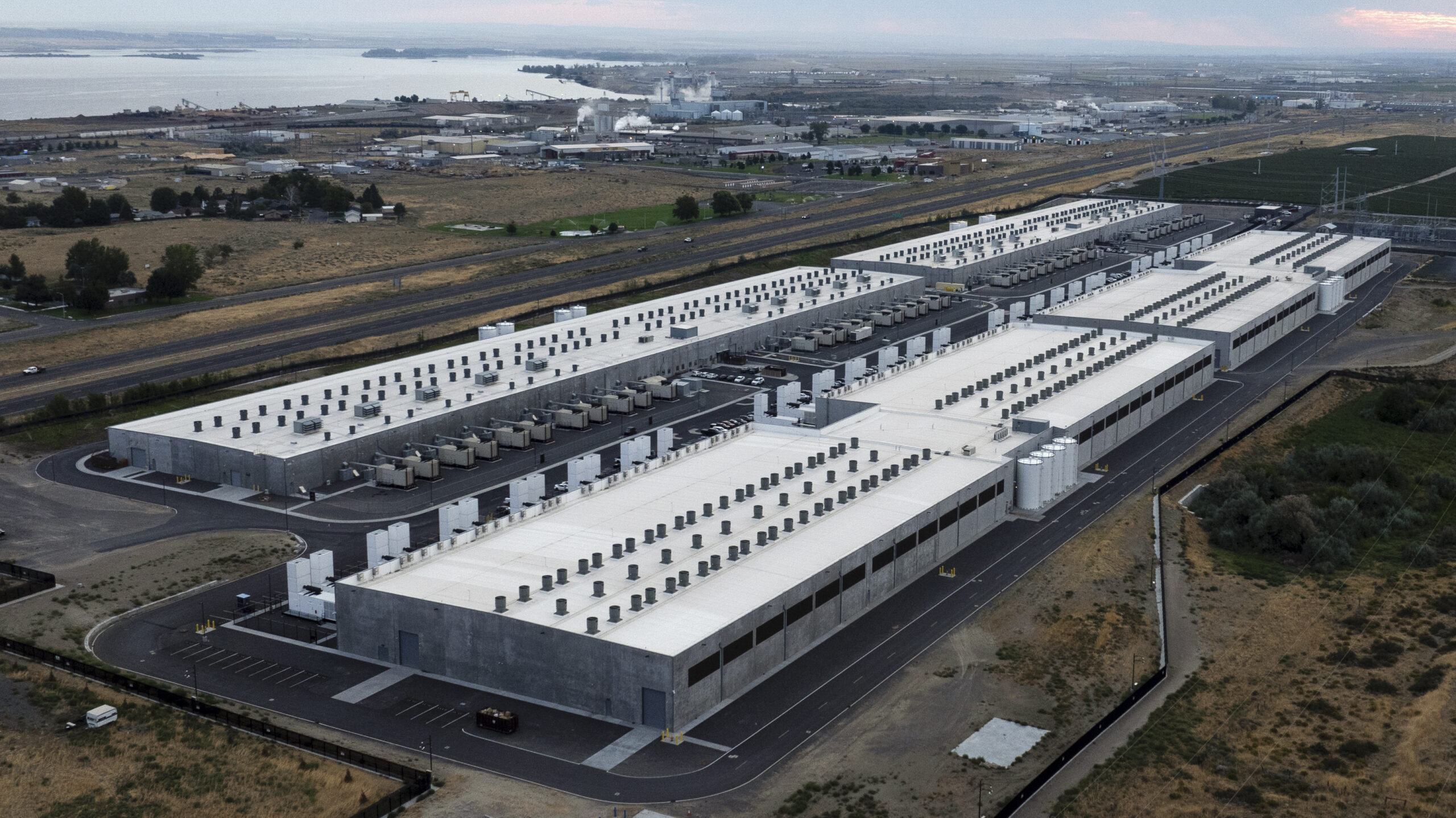 Breaking: Amazon to Pay $20.5 Million to Settle Suit Over Pollution in Oregon | Food and Environment Reporting Network